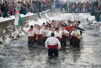 Мъжкото хоро в Калофер влезе в ледените води на Тунджа