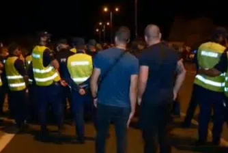 Пуснаха движението по АМ "Марица". Протестиращите остават