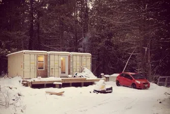 Млад мъж построи къща от контейнери