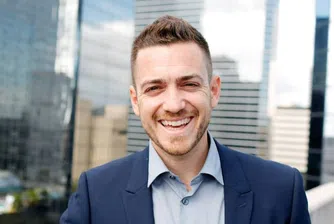 Той печели по 160 000 долара на месец и работи 5 часа седмично. Как?