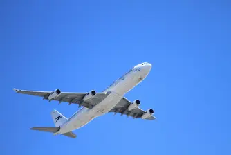 Самолет кацна извънредно в Кьолн, задържани са трима души