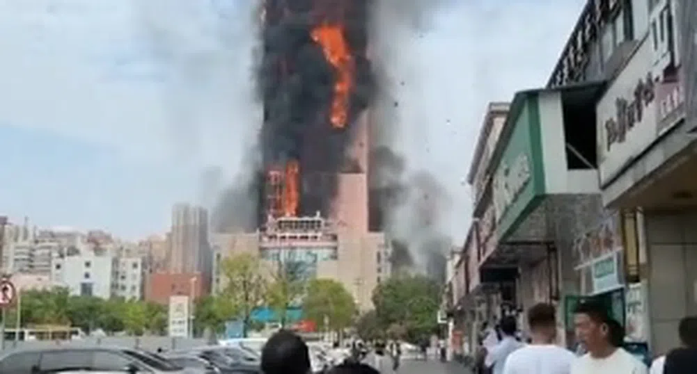 Небостъргач в Китай избухна в пламъци (видео)