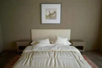 Срив в акциите на Airbnb след доклад за скрити камери в спални и бани