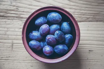 Хапвайте по десет сливи на ден за здрави кости