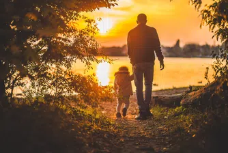 Заетостта при татковците - по-висока, отколкото при мъжете без деца