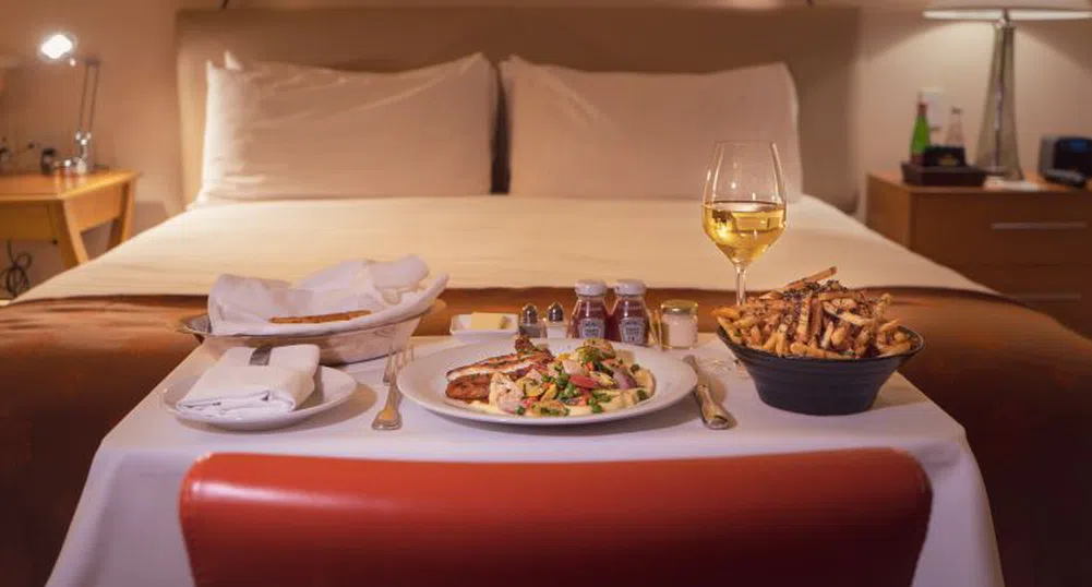 Тайните на румсървиса: От филхармония в стаята до бургер за 1500 евро