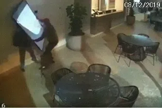 Камера записа гафа на новите най-глупави крадци в света (видео)