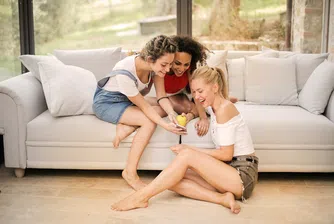 Забавления и чистота у дома с Motorola G32 и прахосмукачка Philips