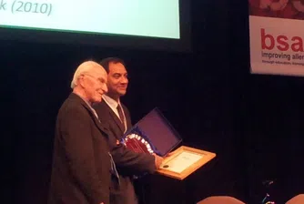 Вижте 105-годишния британски лекар, който не спира да работи