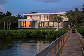 Красива къща в китен малък град, която си има всичко