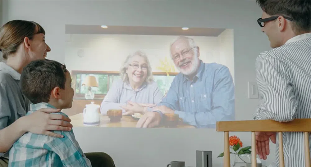 Проектор, който превръща всяка повърхност в тъчскрийн дисплей