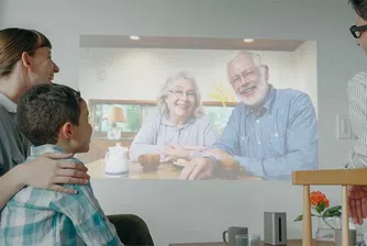 Проектор, който превръща всяка повърхност в тъчскрийн дисплей