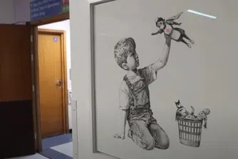 Мъж в защитен костюм опитал да открадне новата творба на Банкси