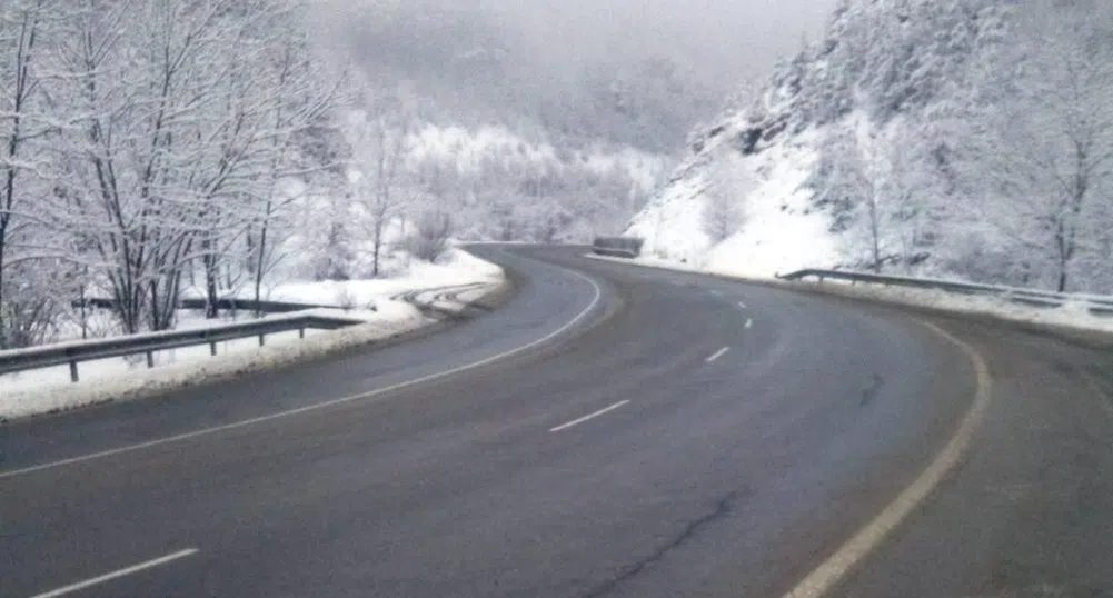 Пътните настилки се обработват от 960 снегорина