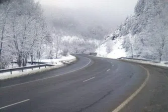 Пътните настилки се обработват от 960 снегорина