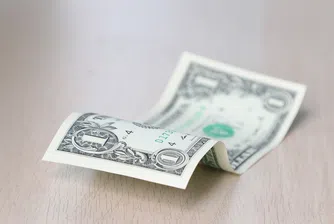 Златото се срина, а доларът прекъсна свободното си падане