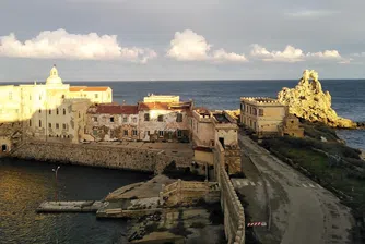 Кралицата на Пианоза, която живее сама на остров със затворници