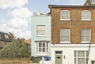 Тристайна семейна къща с две тераси и широчина от само два метра