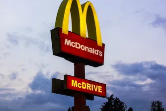 Мъж със Синдром на Даун се пенсионира след 32 г. в McDonald's