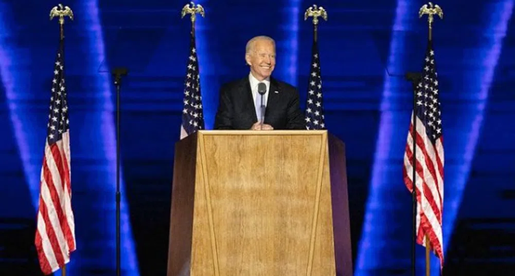 Джо Байдън се подхлъзнал и паднал, докато играел с кучето си