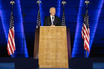 Джо Байдън се подхлъзнал и паднал, докато играел с кучето си