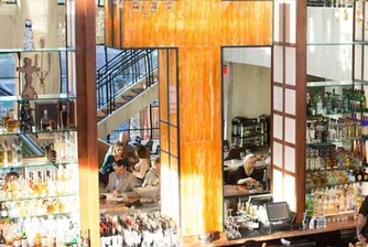 Екстравагантният ресторант, в чието меню има близане на стена