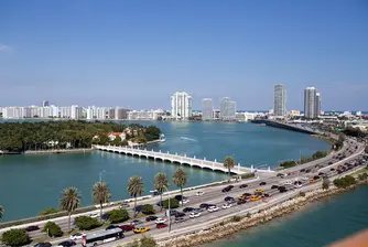 Между 6 и 10 загинали при срутването на моста във Флорида