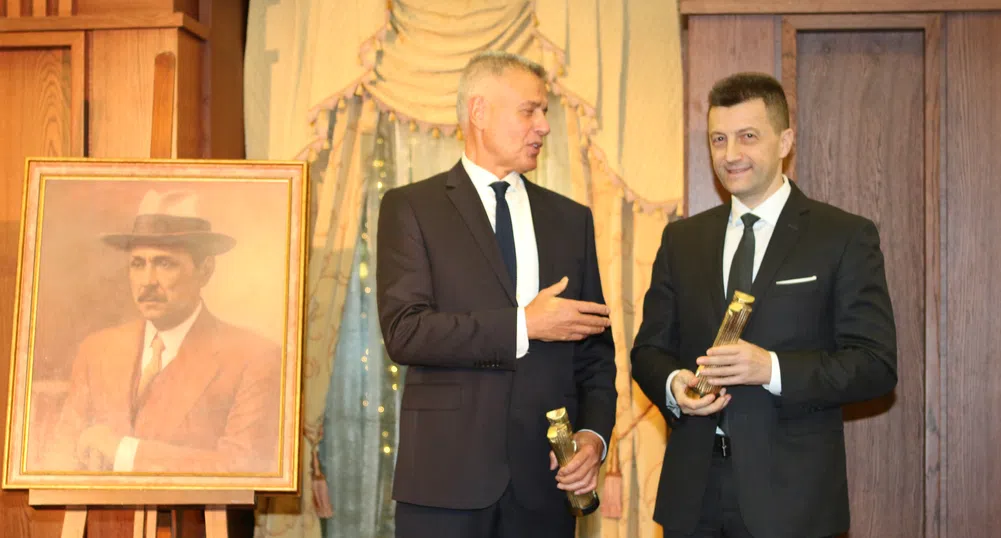 Главният изпълнителен директор на ОББ Петър Андронов с приз Буров