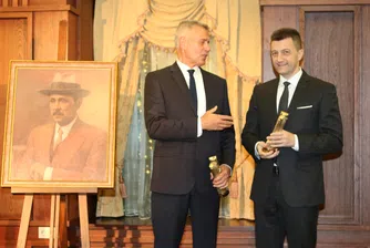 Главният изпълнителен директор на ОББ Петър Андронов с приз Буров