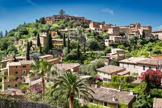 Бохемското убежище Дея в Майорка се превръща в „призрачно село“