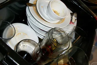 Tрябва ли да изплакваме съдовете преди да ги сложим в миялната машина?