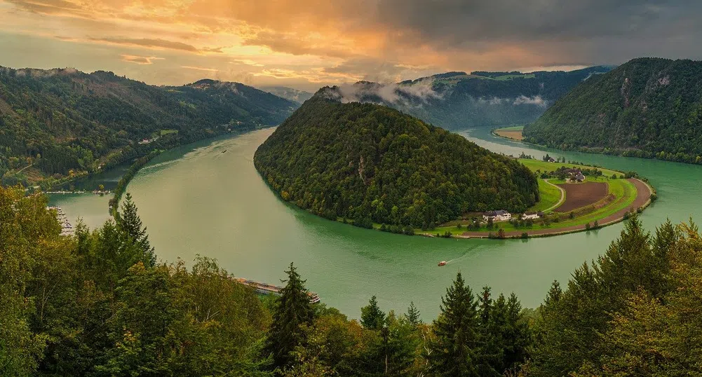 Коя е реката, преминаваща през най-много държави?