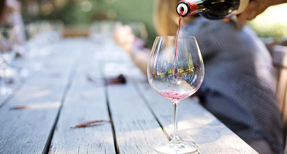 Искате ли да пиете вино във Франция и да ви плащат за това?