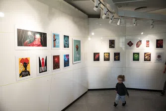 Изложба на авторски корици от Kontur Creative в салон БНП Париба