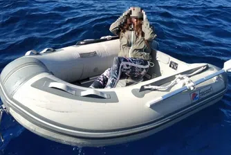 Туристка оцеля два дни в гръцко море с надуваема лодка
