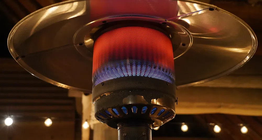 Франция забранява отоплението на външните тераси на заведенията