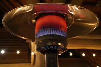 Франция забранява отоплението на външните тераси на заведенията