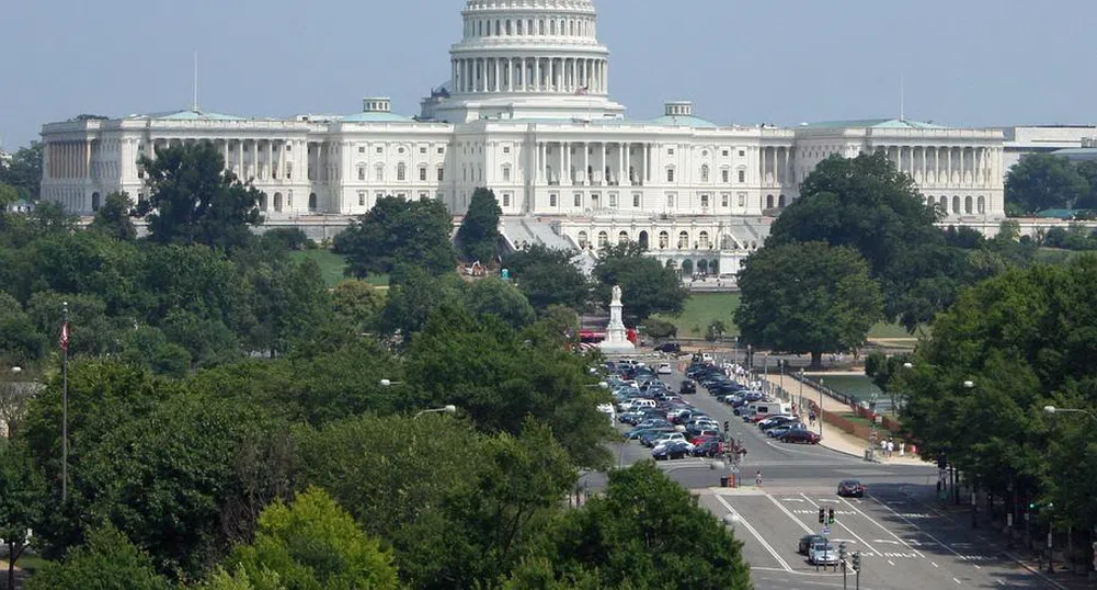 Военен самолет с парашутисти предизвика паника и евакуация в Капитолия