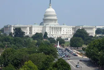 Военен самолет с парашутисти предизвика паника и евакуация в Капитолия