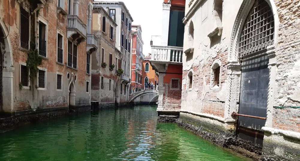 Разследват кой боядиса водата на Канале Гранде във флуоресцентно зелено