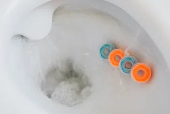 Колко опасно е пускането на водата в тоалетната?