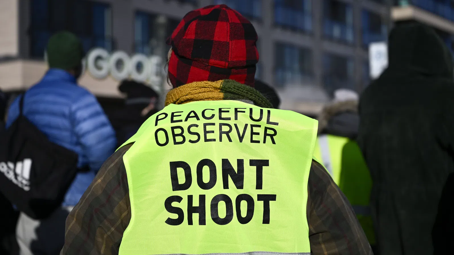 Тръмп е изправен пред нарастваща обществена реакция срещу имиграционната си политика след смъртоносна стрелба