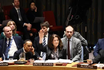 „Тази резолюция ни поставя на пътя към мира. Това е първа стъпка, но решаваща, с която всички трябва да се гордеем“, каза представителят на САЩ в ООН Дороти Шей.