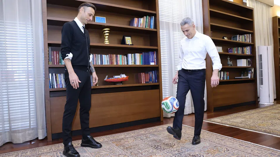 Футбол в премиерския кабинет: Бербатов е новият съветник по въпросите на младежта и спорта в МС