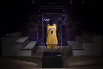 Продадоха дебютната фланелка на Коби Брайънт за рекордните 7 млн. долара