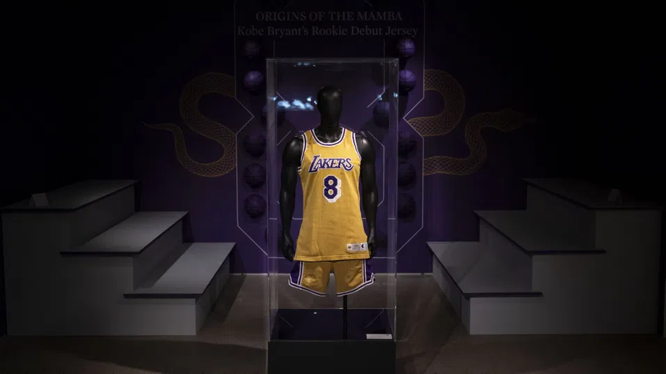 Продадоха дебютната фланелка на Коби Брайънт за рекордните 7 млн. долара