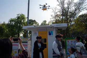 Дрон доставя храна, робот се състезава в маратон. AI променя ежедневието в Китай