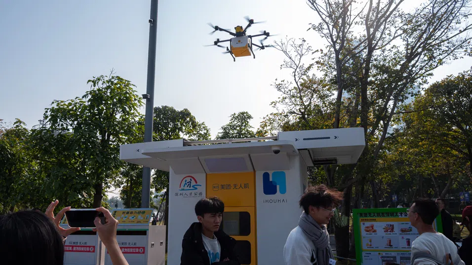Дрон доставя храна, робот се състезава в маратон. AI променя ежедневието в Китай