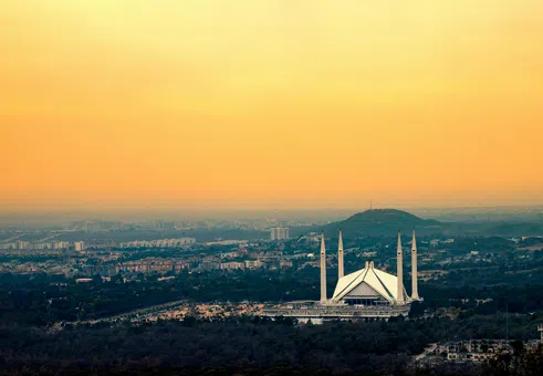 Светът гледа към Пакистан: Ще седнат ли САЩ и Иран на масата за преки преговори