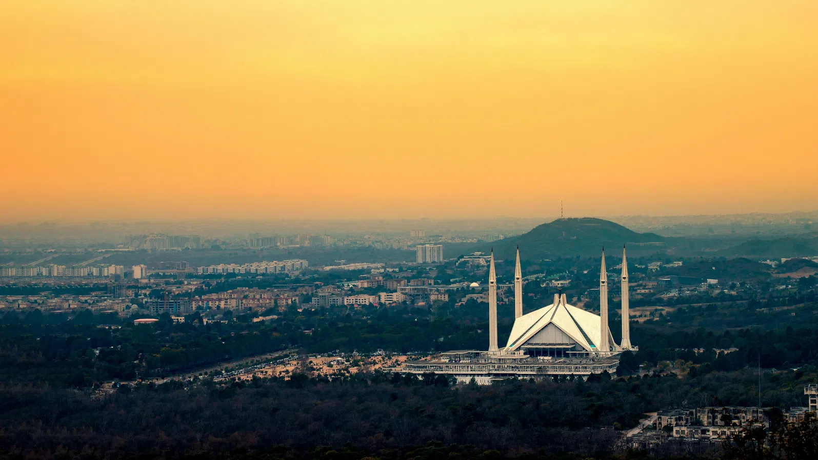 Светът гледа към Пакистан: Ще седнат ли САЩ и Иран на масата за преки преговори